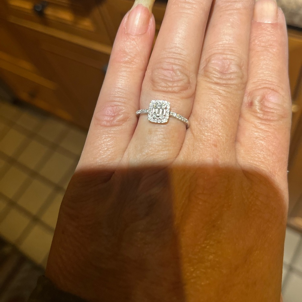 Stunning 18k White Gold & .20 Genuine Diamond Ring Size 6